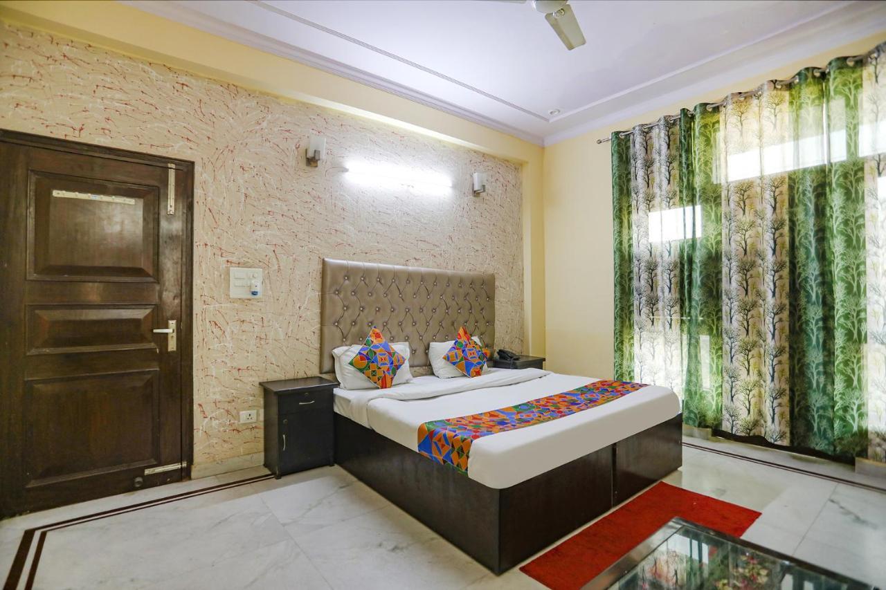 Fabexpress Hm Palace Hotell Noida Exteriör bild